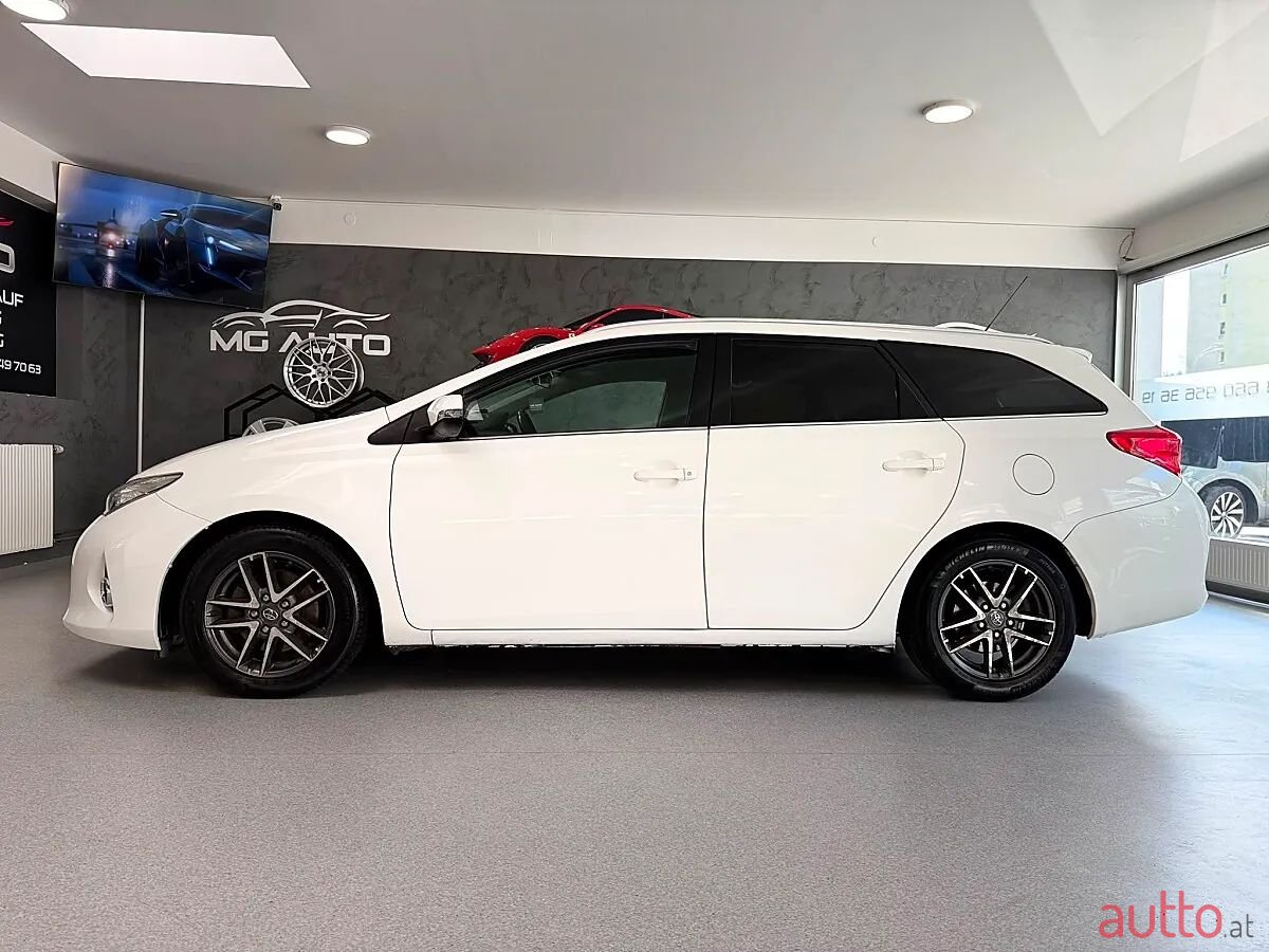 2014' Toyota Auris photo #3