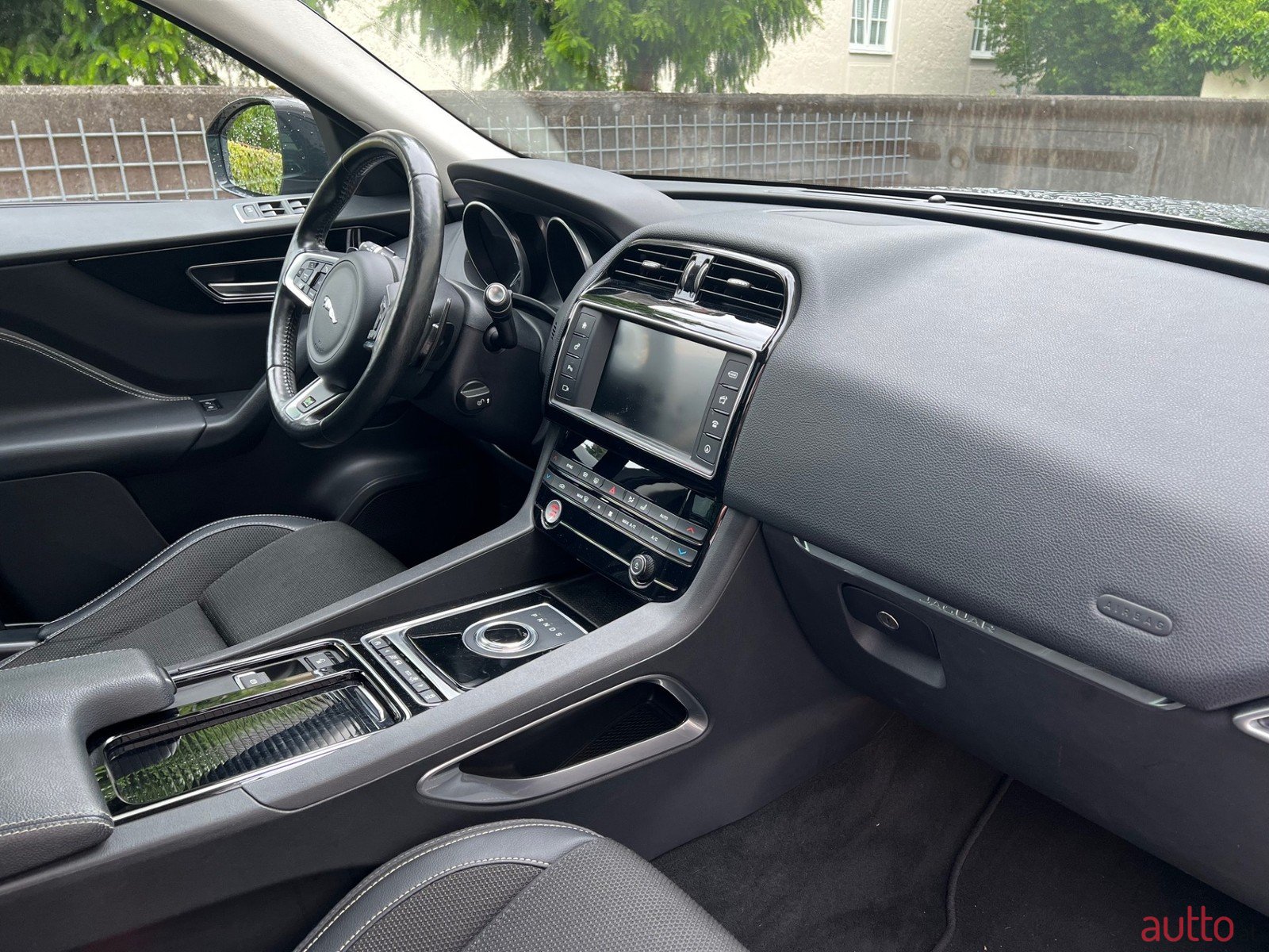 2017' Jaguar F-Pace 20d AWD R-Sport photo #6