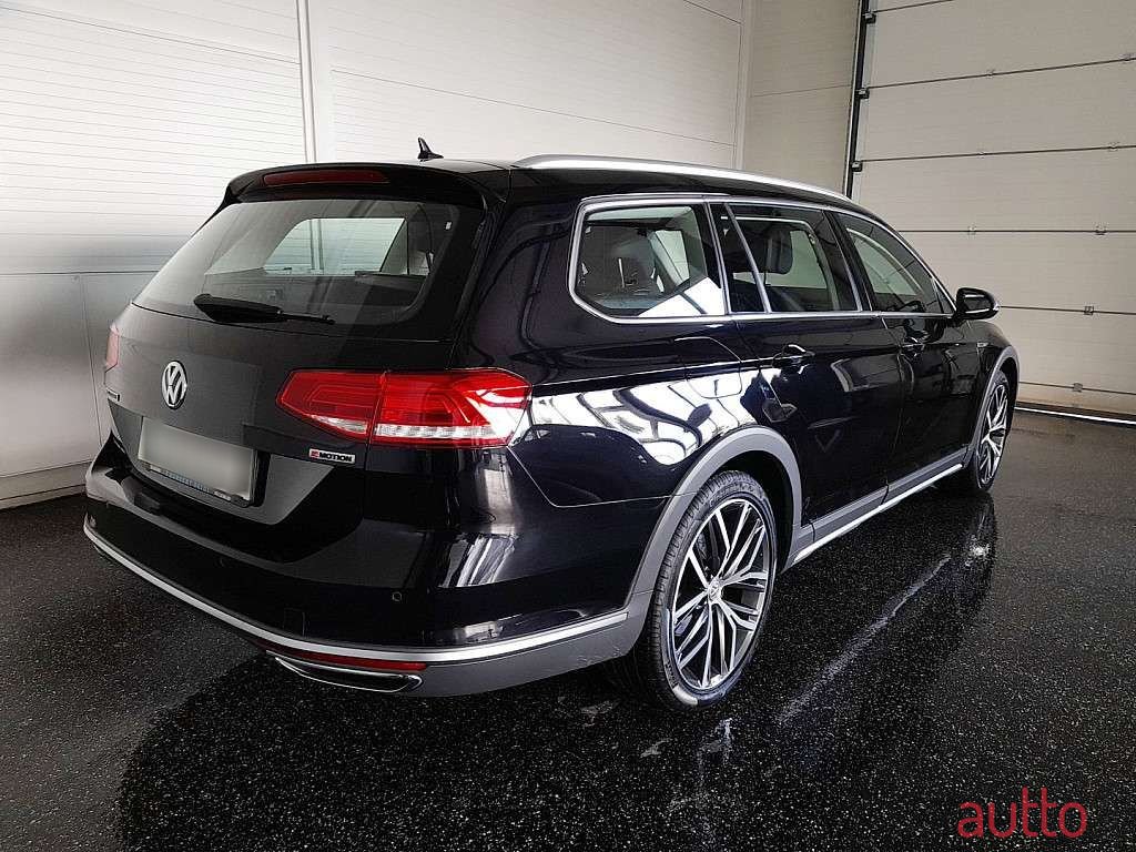 2019' Volkswagen Passat photo #2