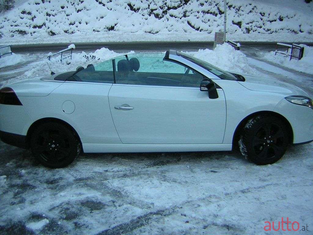 2011' Renault Megane photo #1