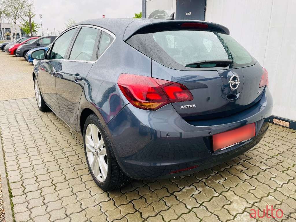 2010' Opel Astra photo #5