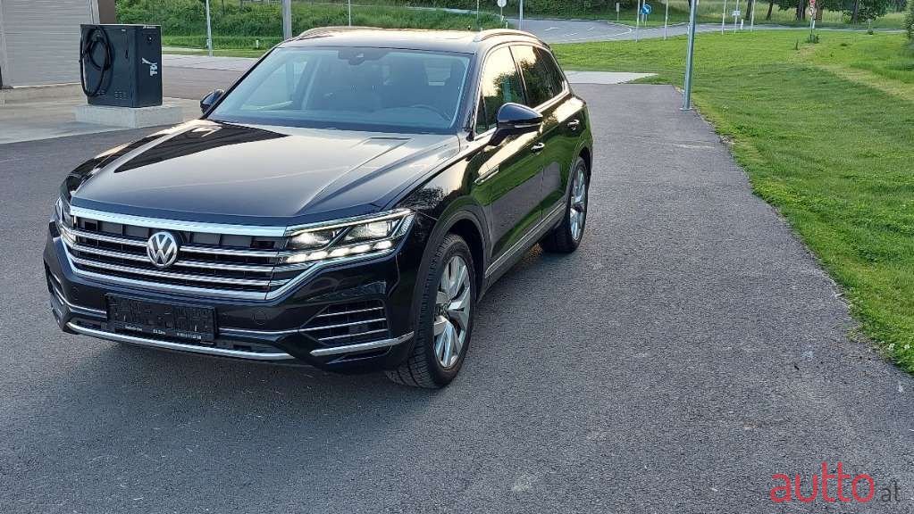 2019' Volkswagen Touareg photo #3