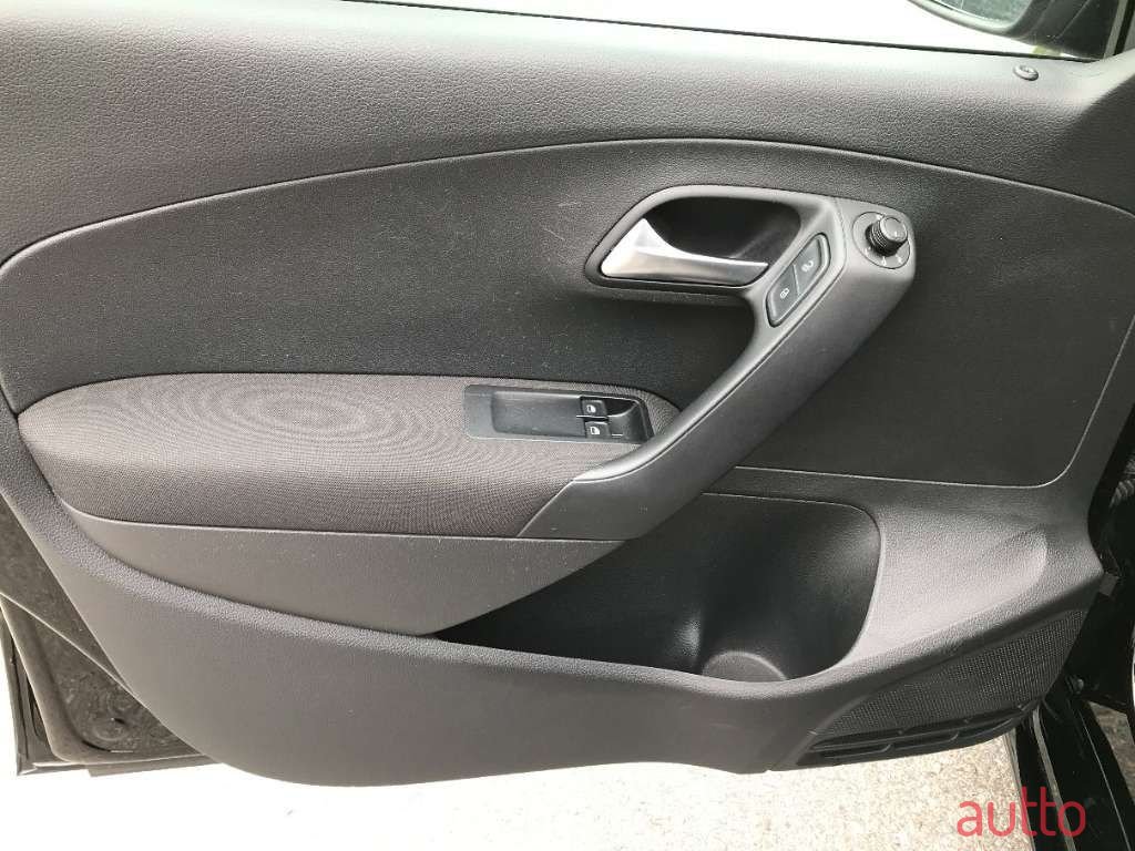 2017' Volkswagen Polo photo #6