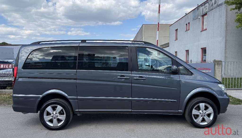 2011' Mercedes-Benz Viano photo #4