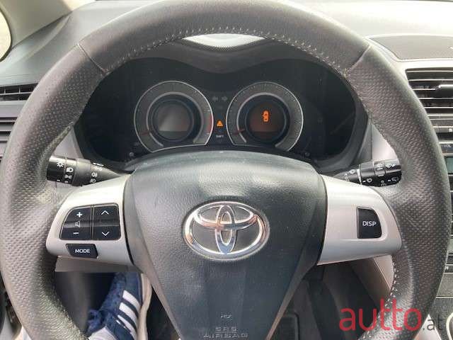 2011' Toyota Auris photo #6