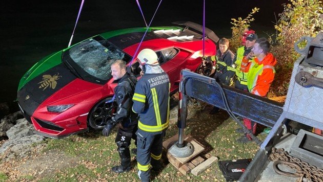 Feuerwehr fischt Luxus-Lamborghini aus Mondsee