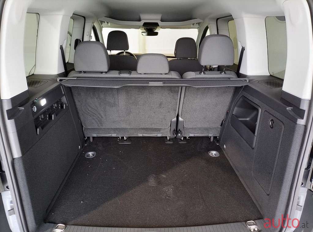 2023' Volkswagen Caddy photo #6