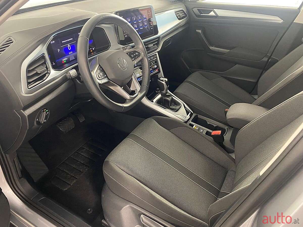 2023' Volkswagen T-Roc photo #3