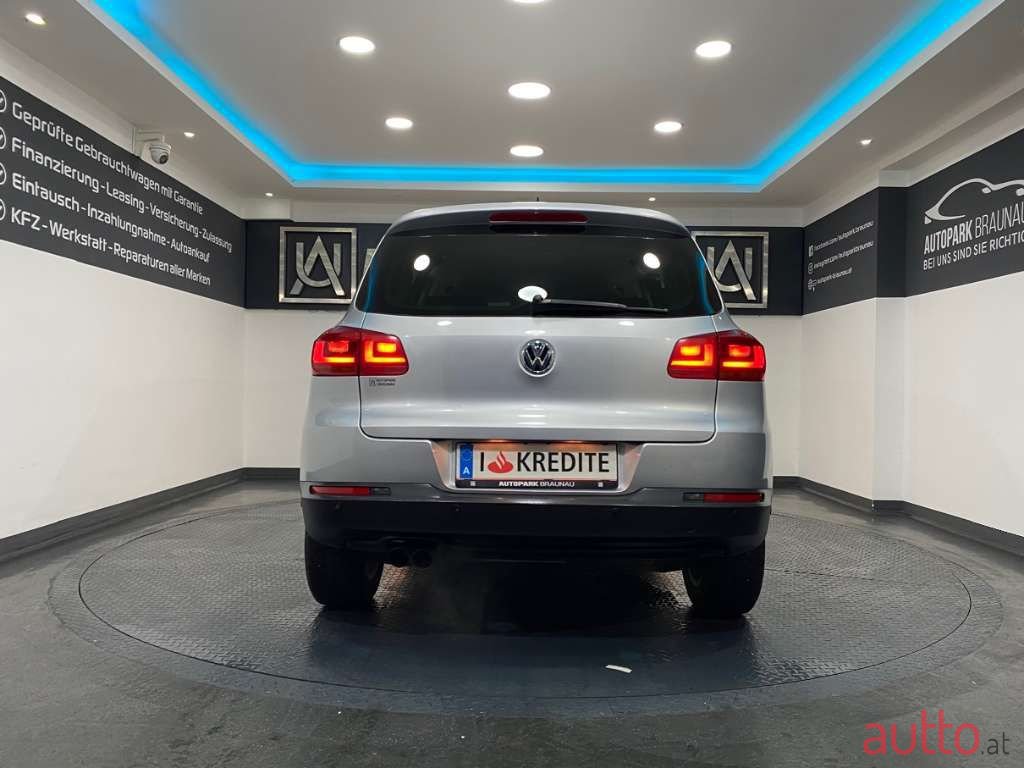 2011' Volkswagen Tiguan photo #2