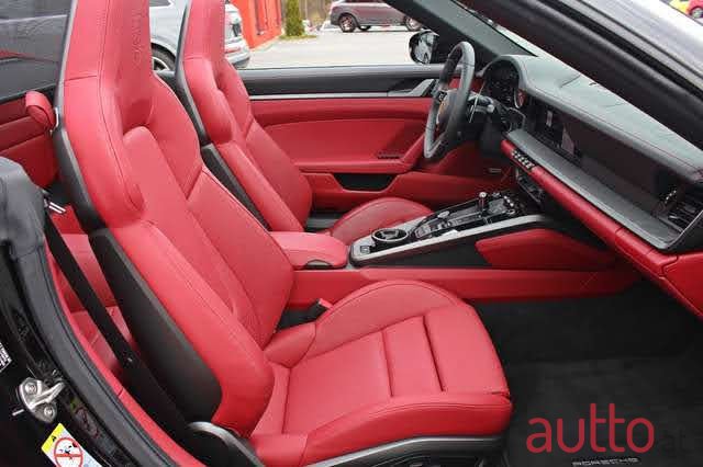 2019' Porsche 911 Carrera 4s photo #4