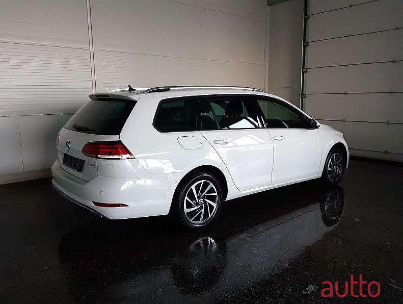 2017' Volkswagen Golf photo #1