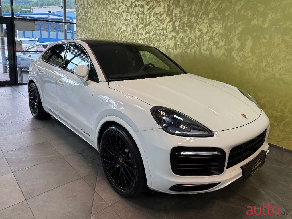 2020' Porsche Cayenne photo #2