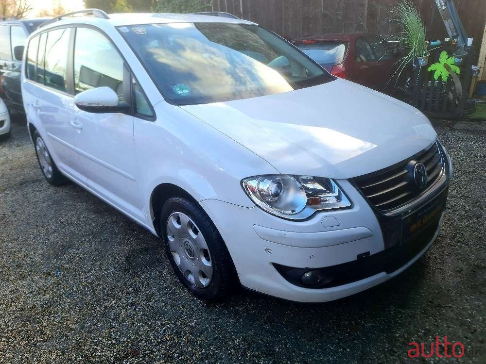 2009' Volkswagen Touran photo #2