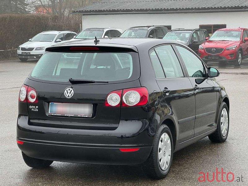 2008' Volkswagen Golf photo #2