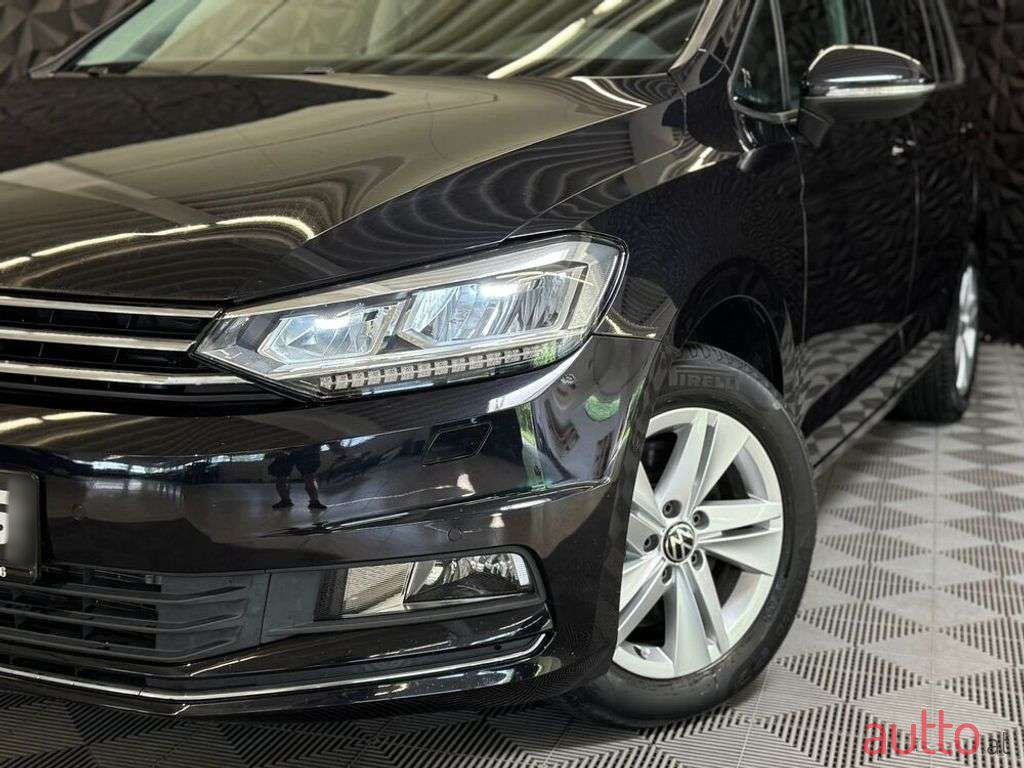 2020' Volkswagen Touran photo #5