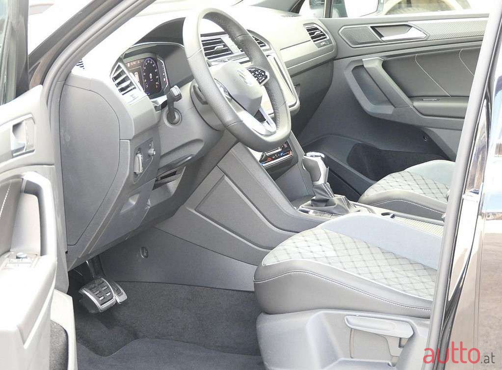2023' Volkswagen Tiguan photo #6