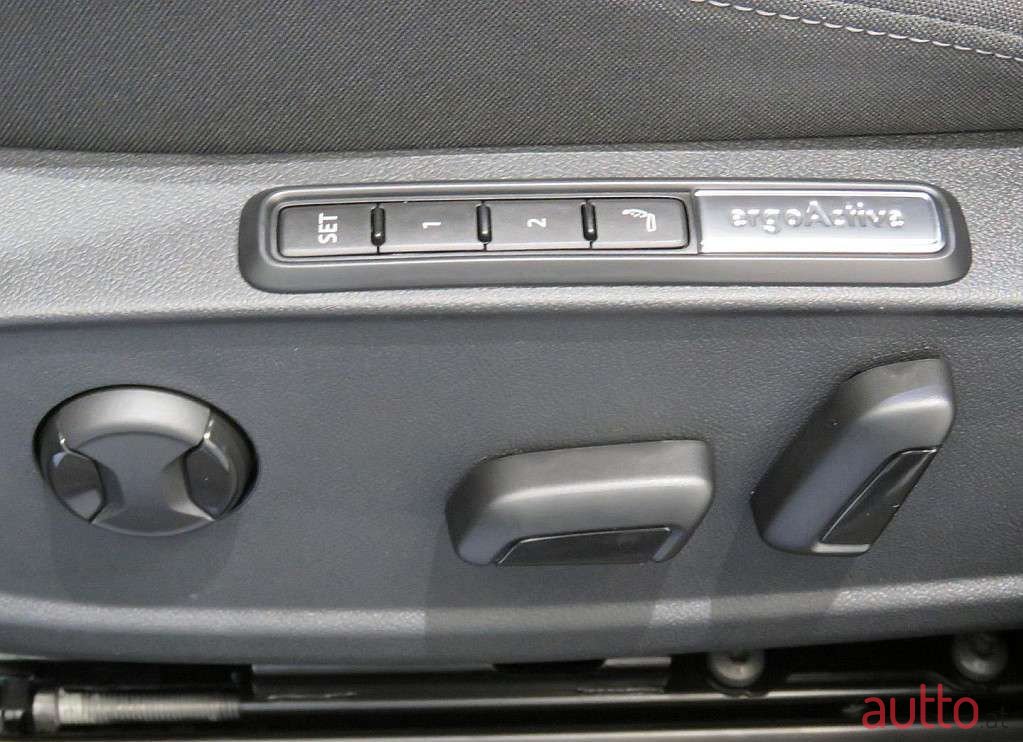 2023' Volkswagen Golf photo #6