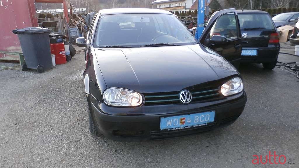 2001' Volkswagen Golf photo #3