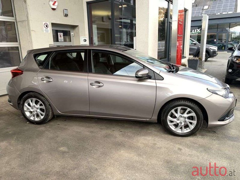 2015' Toyota Auris photo #4