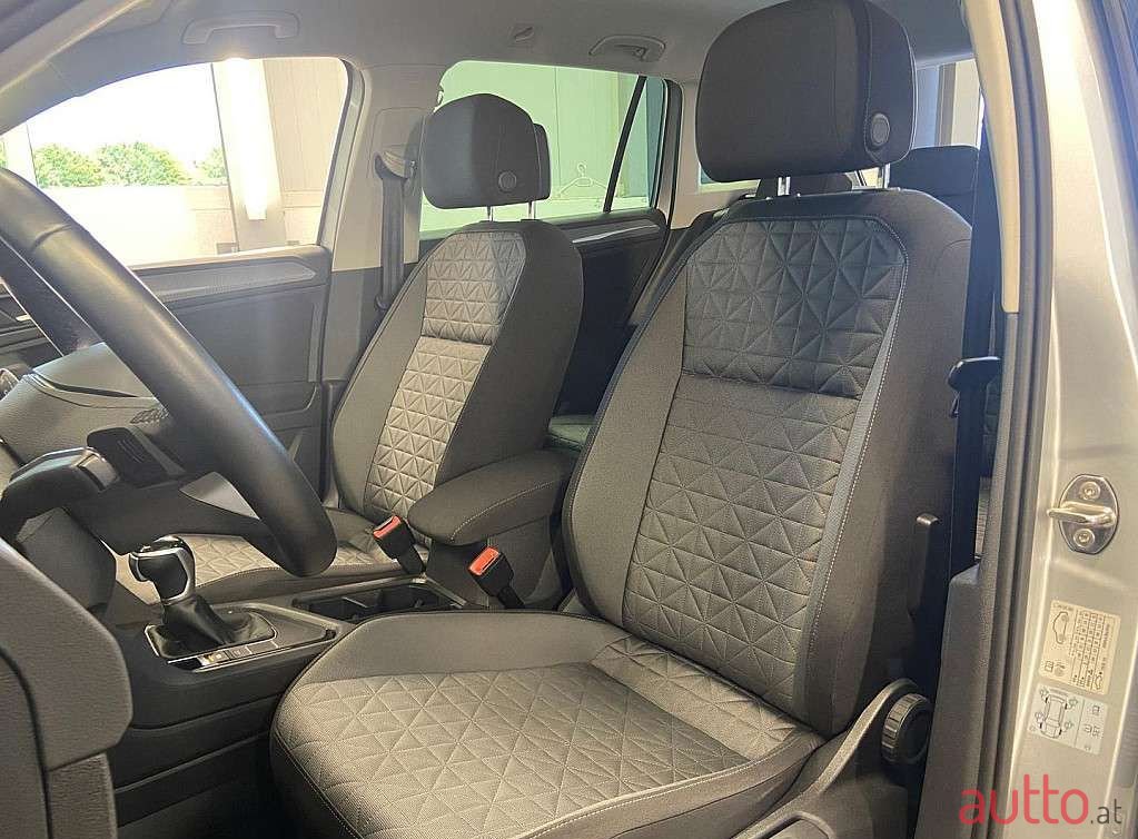2021' Volkswagen Tiguan photo #5
