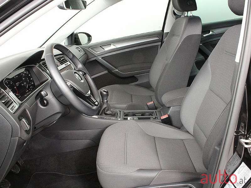 2019' Volkswagen Golf photo #3