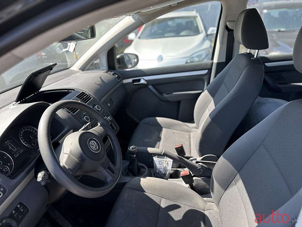 2010' Volkswagen Touran photo #5