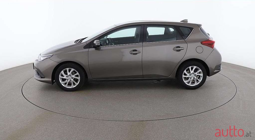 2018' Toyota Auris photo #2