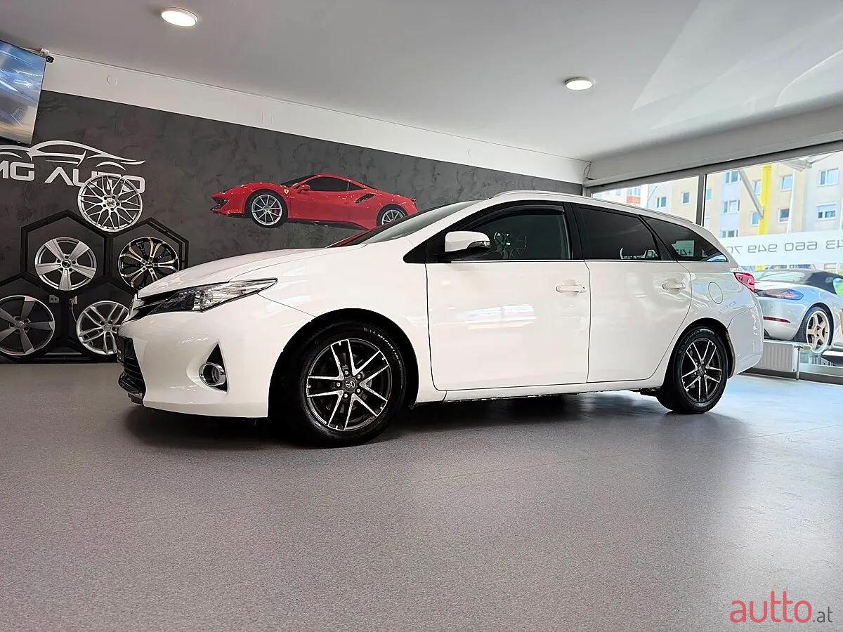 2014' Toyota Auris photo #2