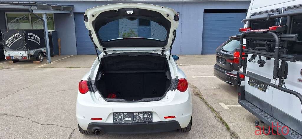 2011' Alfa Romeo Giulietta photo #6