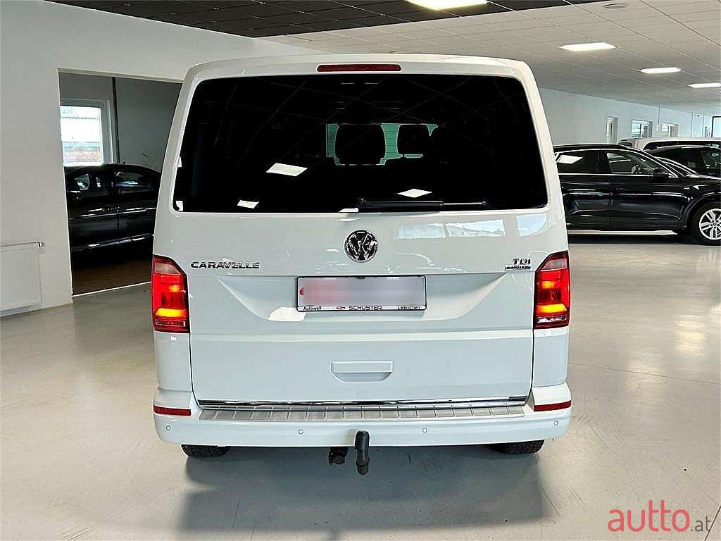 2017' Volkswagen Caravelle photo #3
