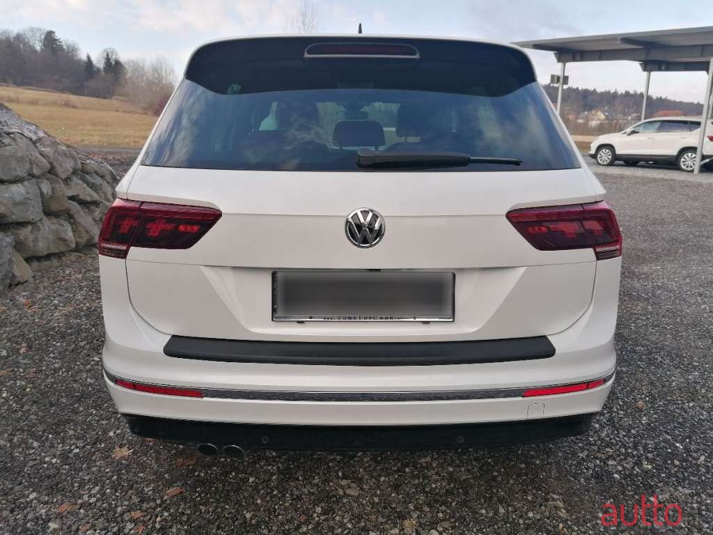 2019' Volkswagen Tiguan photo #3