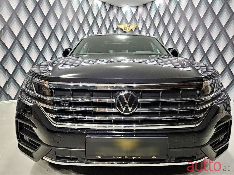 2022' Volkswagen Touareg photo #5