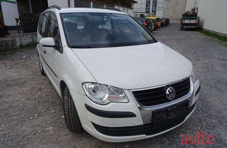 2009' Volkswagen Touran photo #1