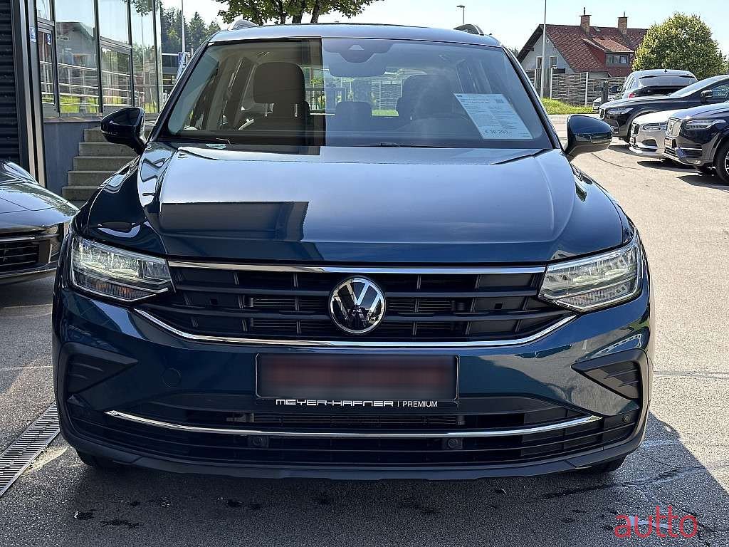 2022' Volkswagen Tiguan photo #4