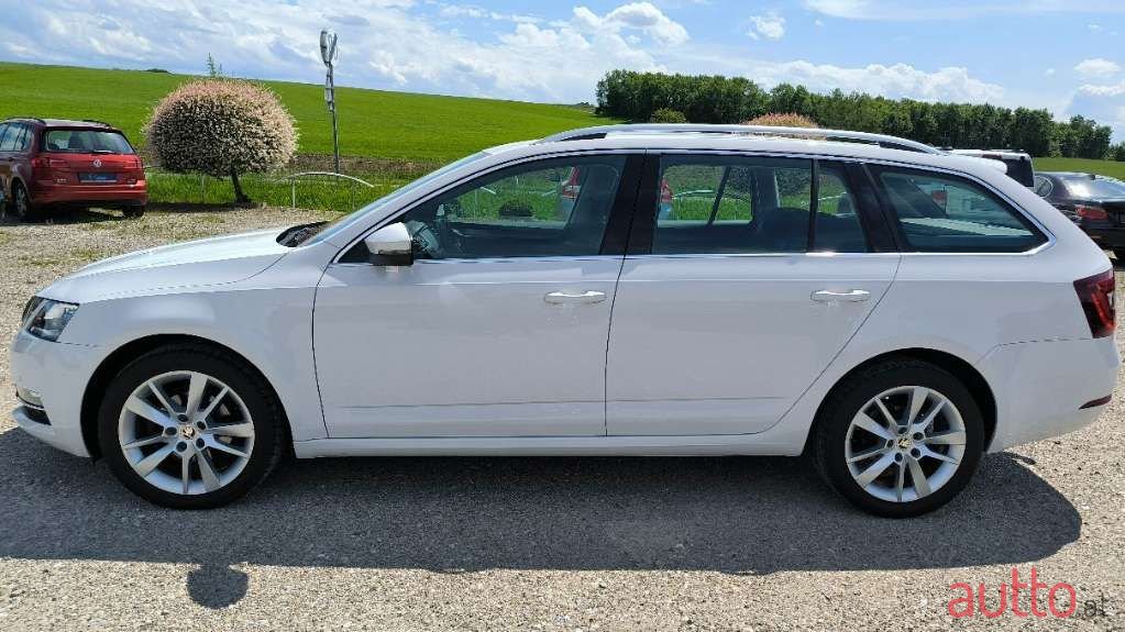 2020' Skoda Octavia photo #2