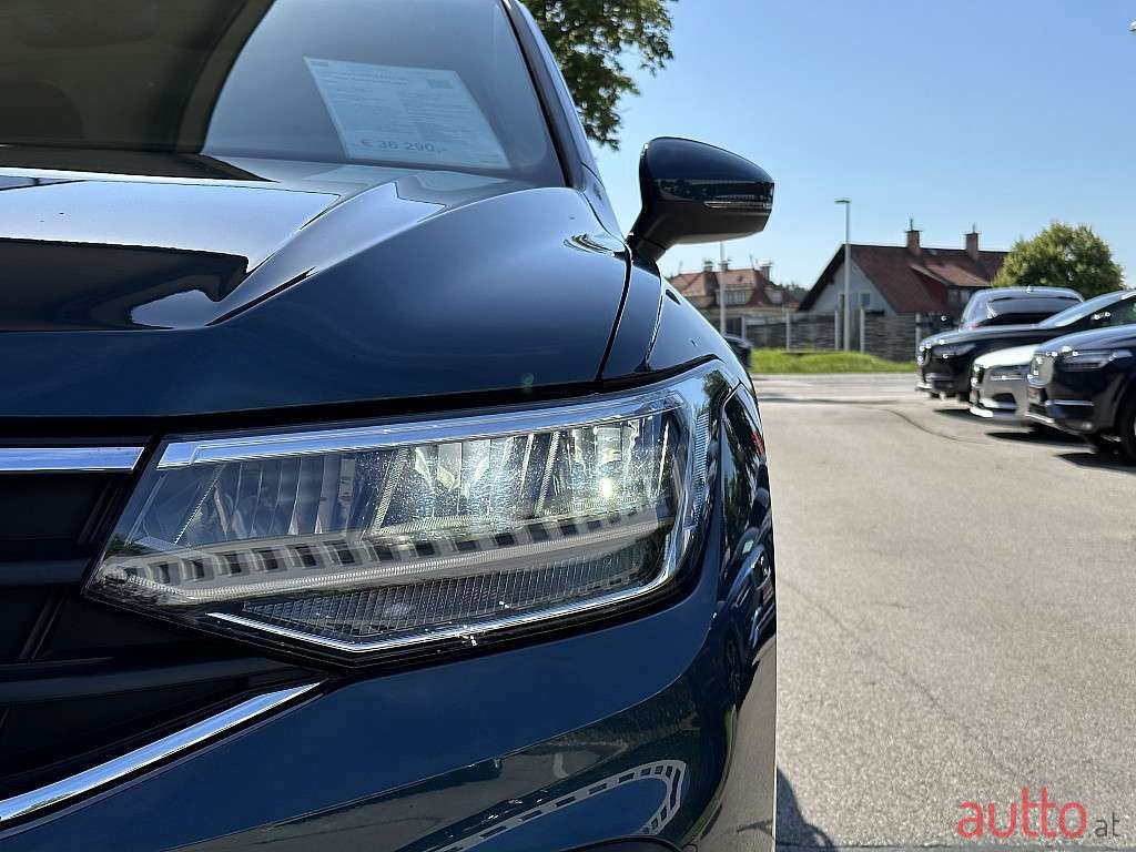 2022' Volkswagen Tiguan photo #5