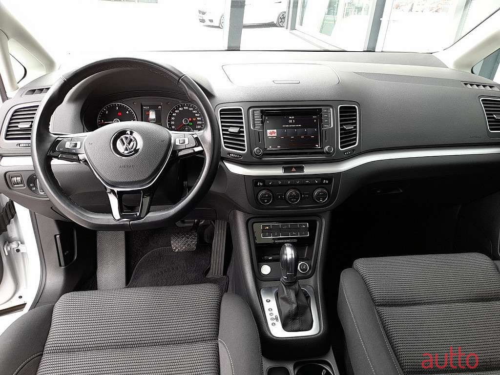 2020' Volkswagen Sharan photo #2