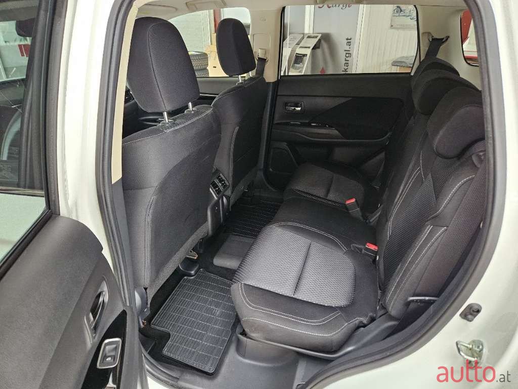 2020' Mitsubishi Outlander photo #6