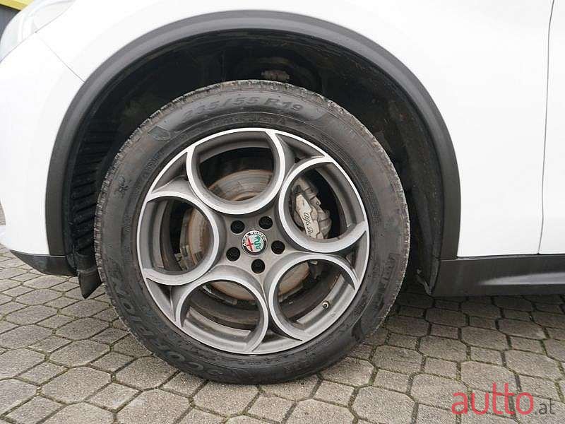 2017' Alfa Romeo Stelvio photo #5