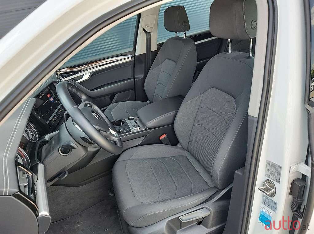 2019' Volkswagen Touareg photo #5