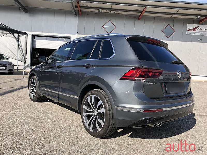 2019' Volkswagen Tiguan photo #3