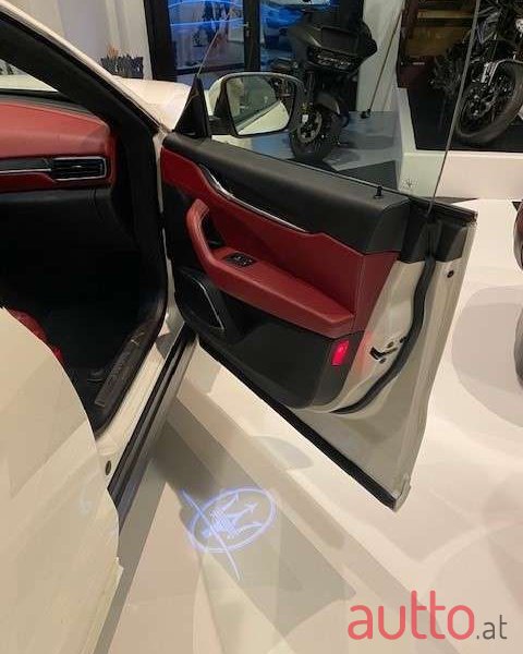 2017' Maserati Levante photo #6