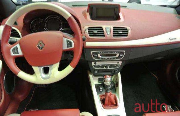 2012' Renault Megane photo #1