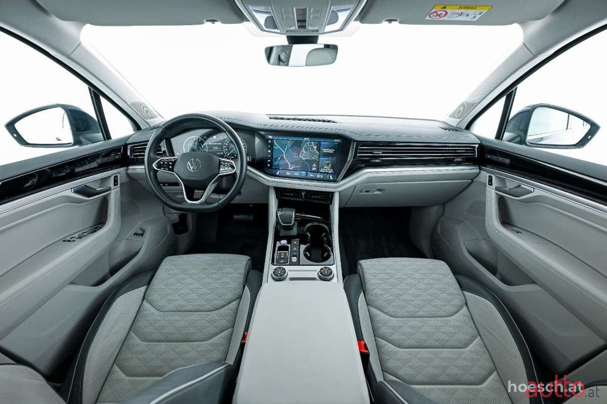 2022' Volkswagen Touareg photo #5