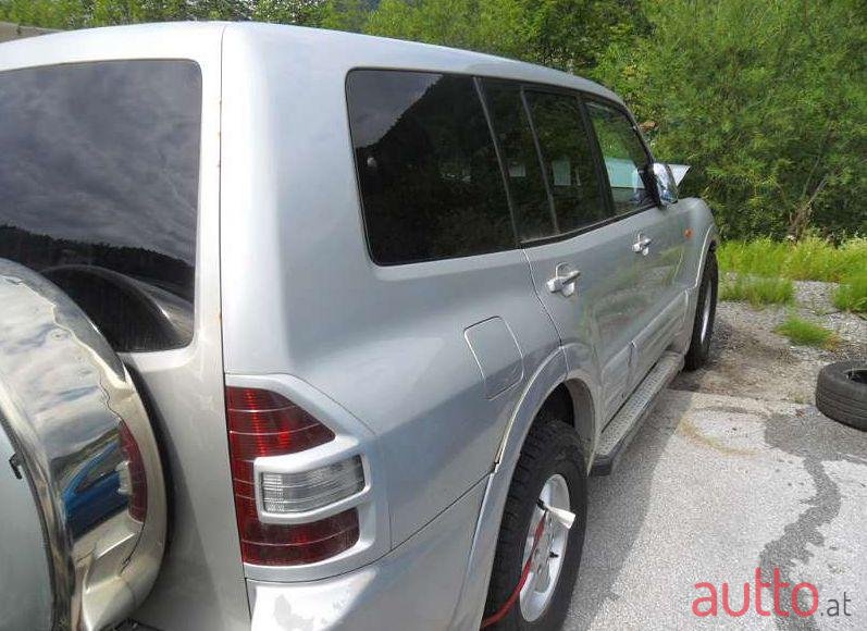 2002' Mitsubishi Pajero photo #1