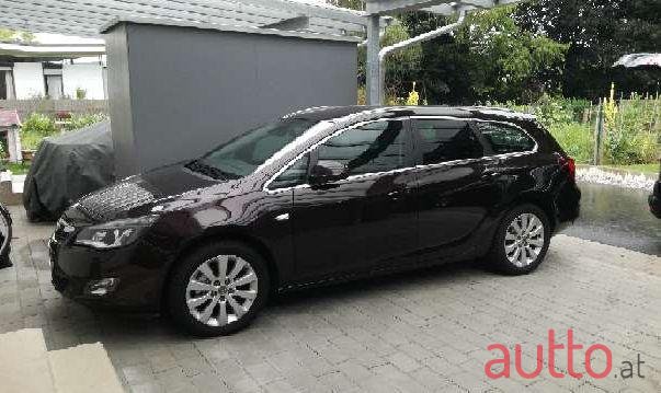 2012' Opel Astra photo #2