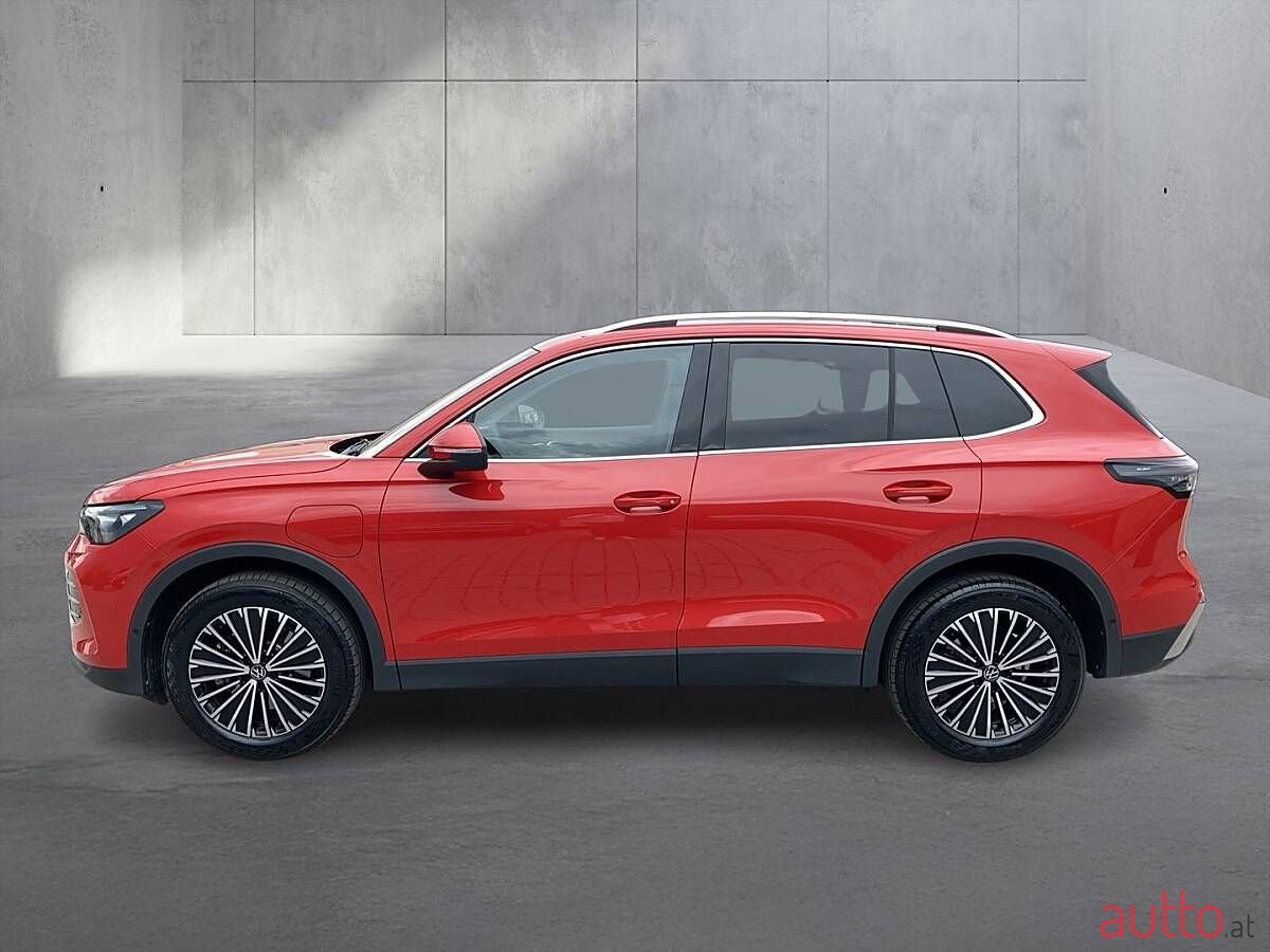 2024' Volkswagen Tiguan photo #3