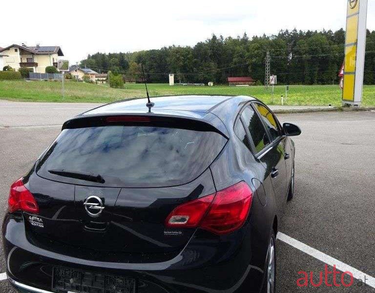 2015' Opel Astra photo #2