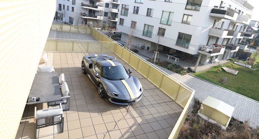 Floridsdorf: Mann parkt Ferrari auf seinem Balkon