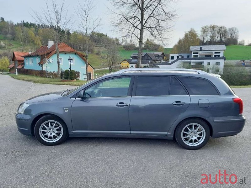 2004' Toyota Avensis photo #3